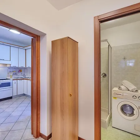 A Step From The * 德尔维奥