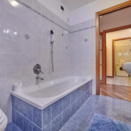 A Step From The 度假居 *